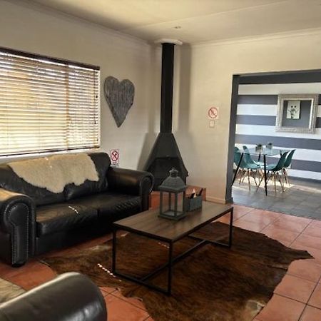 Karoo Heart Appartement Beaufort Wes Buitenkant foto