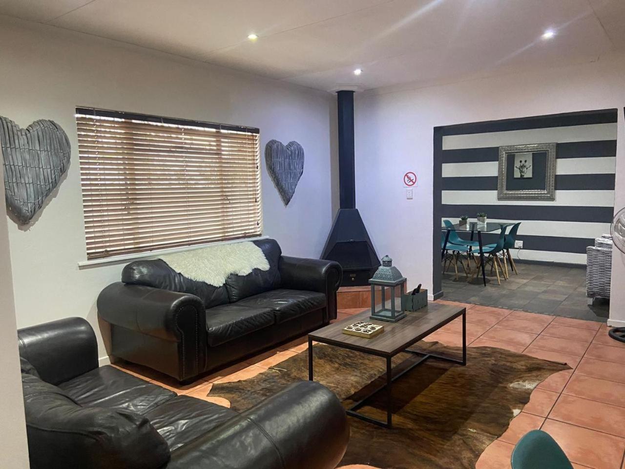 Karoo Heart Appartement Beaufort Wes Buitenkant foto